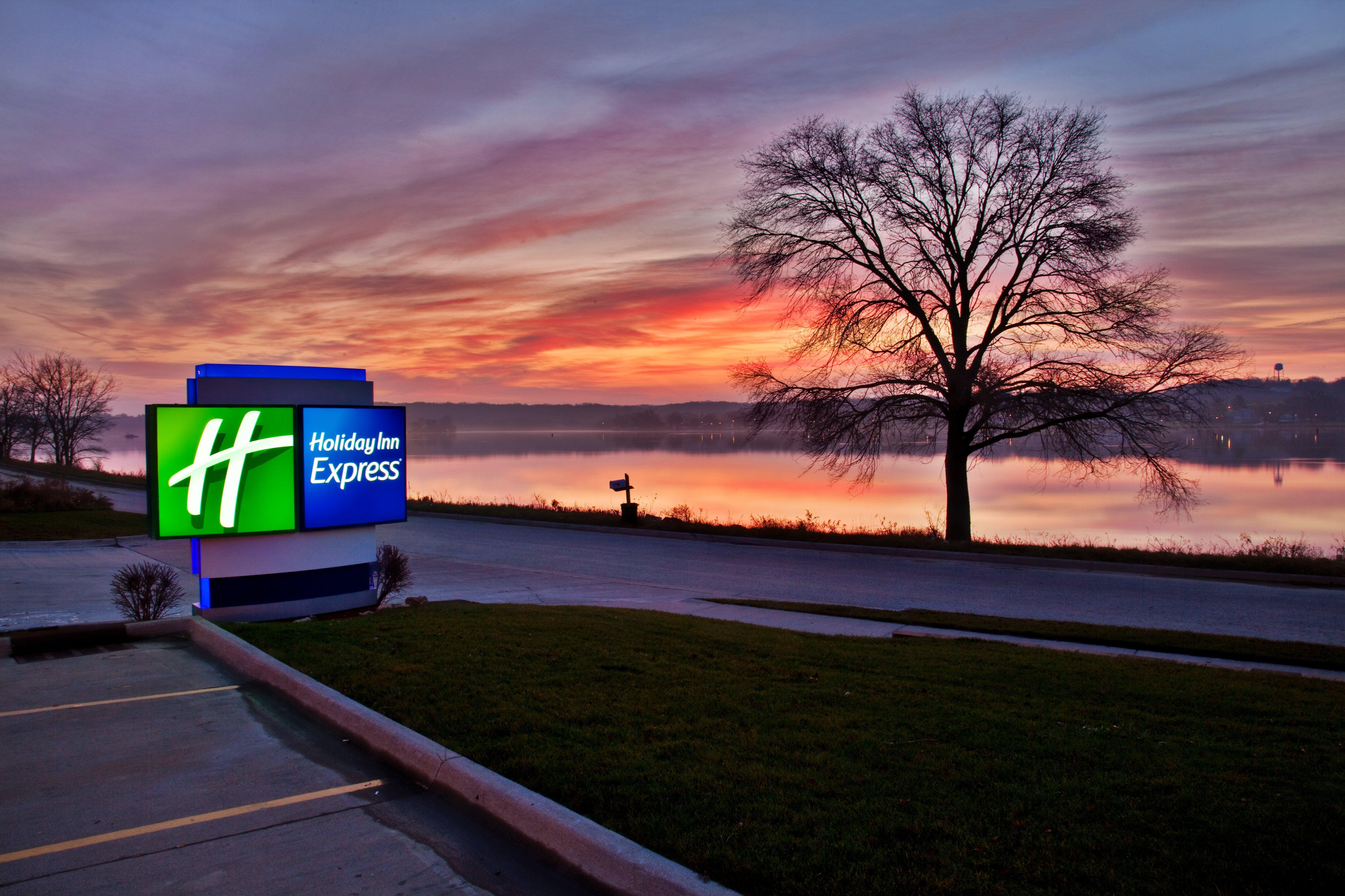 Holiday Inn Express Le Claire Riverfront-Davenport By Ihg Exterior foto